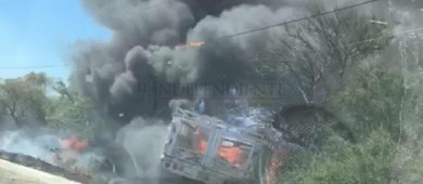 Se incendia camión de carga en el Corredor Turístico de Los Cabos