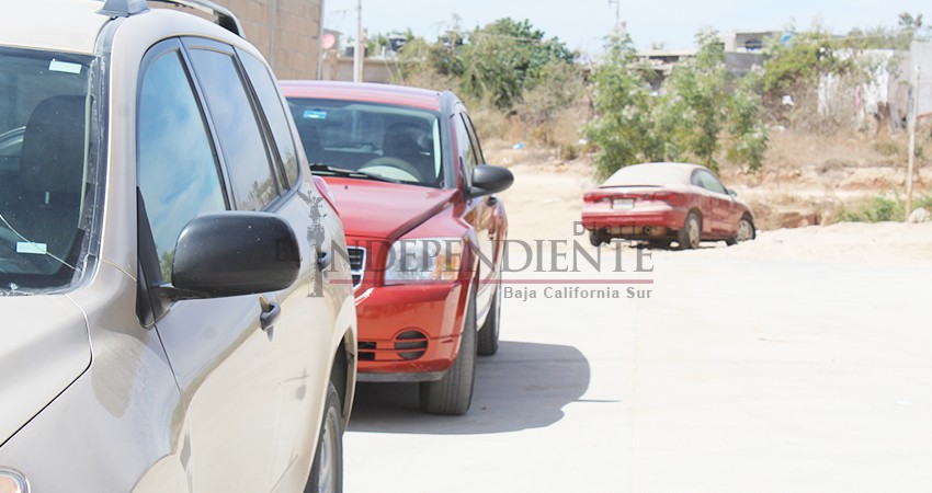 Carros abandonados invaden calles y banquetas de Cabo San Lucas