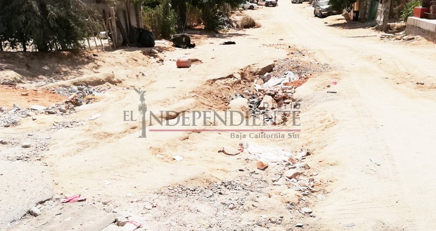 Abandonadas calles de terracería de colonia Las Palmas de CSL 