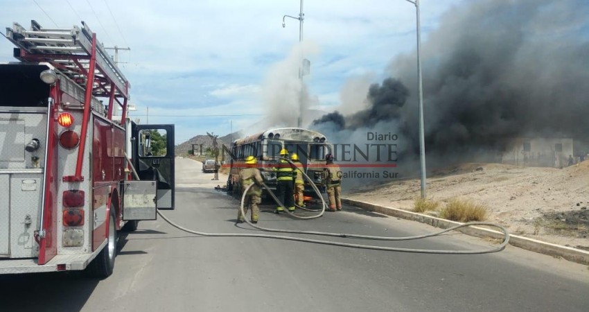 Se incendió un camión del transporte público mientras daba servicio 