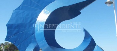 Ballenas inspiran a “Sebastián” para escultura monumental en La Paz