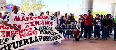 Protestan más de 300 maestros frente a Palacio de Gobierno