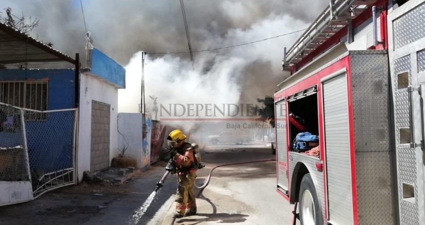 Voraz incendio en la zona Centro de Cabo San Lucas