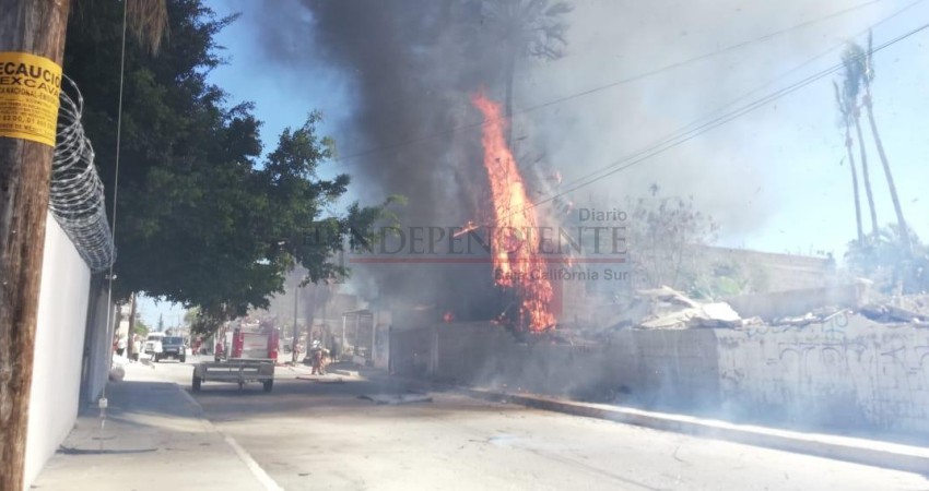 Voraz incendio en la zona Centro de Cabo San Lucas