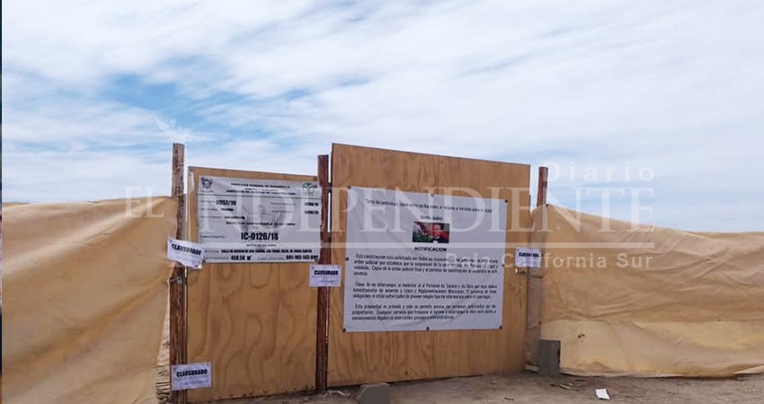 Clausura Ayuntamiento de La Paz construcción sobre una duna de Todos Santos