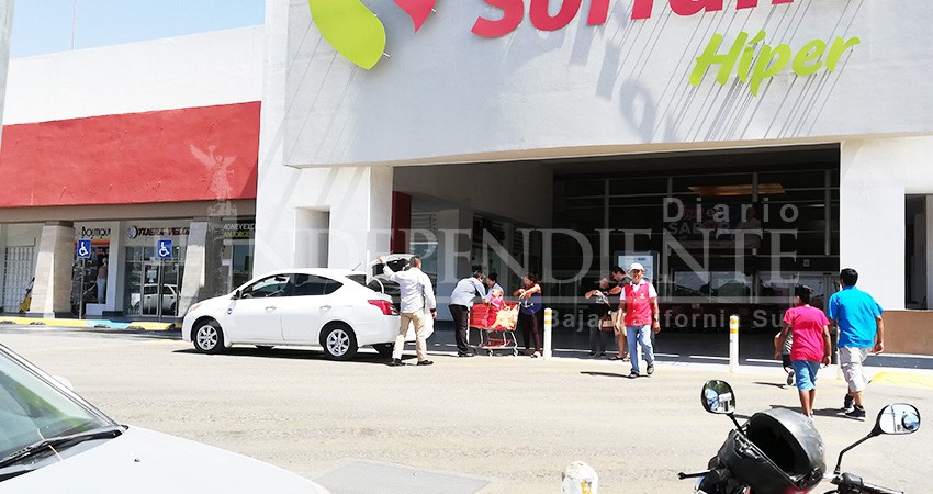 Aparecen taxis piratas en centro comercial de Cabo San Lucas