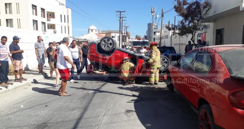 Carambola y volcadura en Cabo San Lucas; Tres personas heridas  