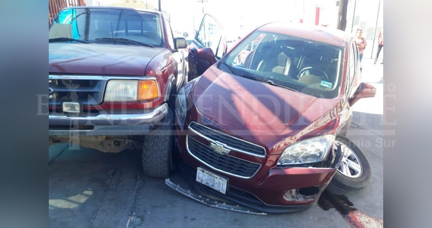 Carambola y volcadura en Cabo San Lucas; Tres personas heridas  