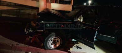 Después de chocar se dio a la fuga dejando abandonada a su mujer