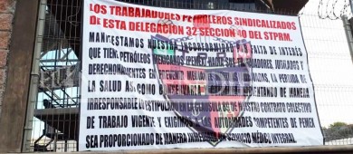 Sindicalizados de Pemex reclaman con pancartas su servicio médico
