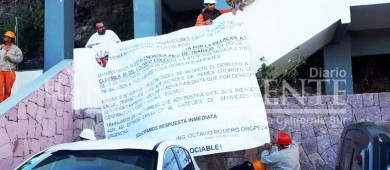 Sindicalizados de Pemex reclaman con pancartas su servicio médico