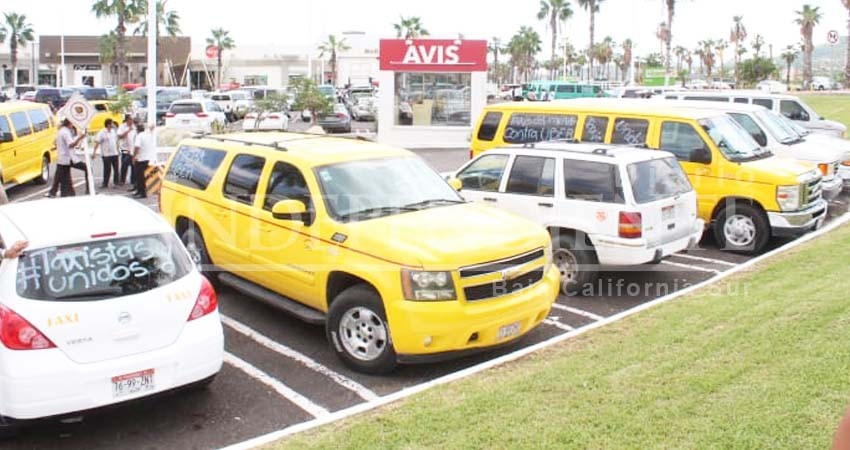 Calma y no caer en provocaciones, pide regidor López ante conflicto entre taxistas y Uber  