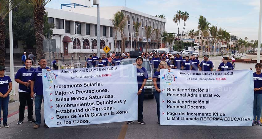 Trabajadores manifiestan carencias laborales en el malecón de La Paz