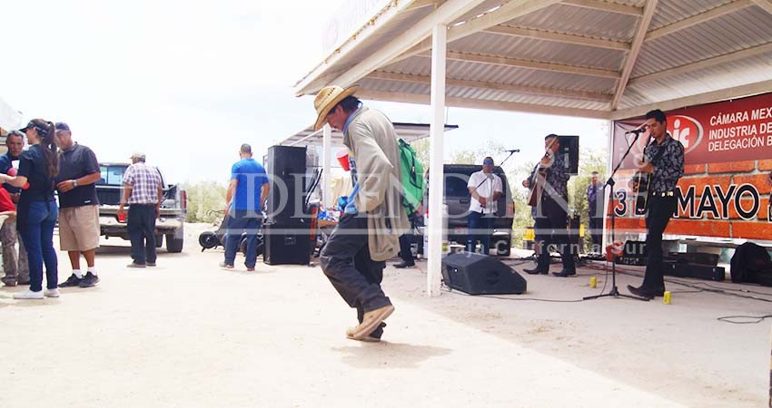 Birria, cerveza, música y baile para festejar a los albañiles en su día