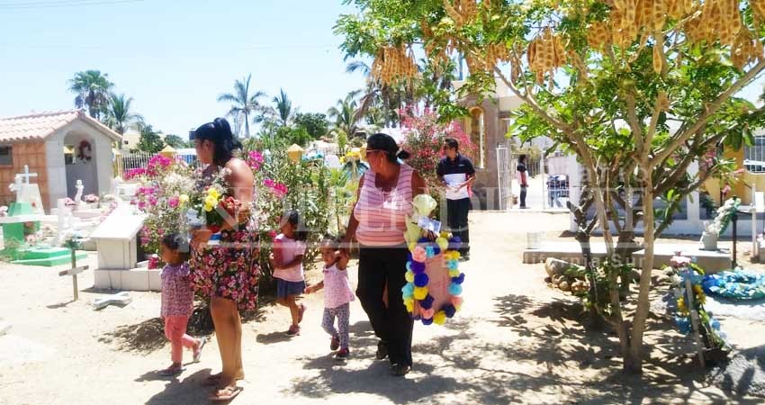 No todo fue celebración y festejo en el Día de las Madres; panteones, la otra cara de la moneda 