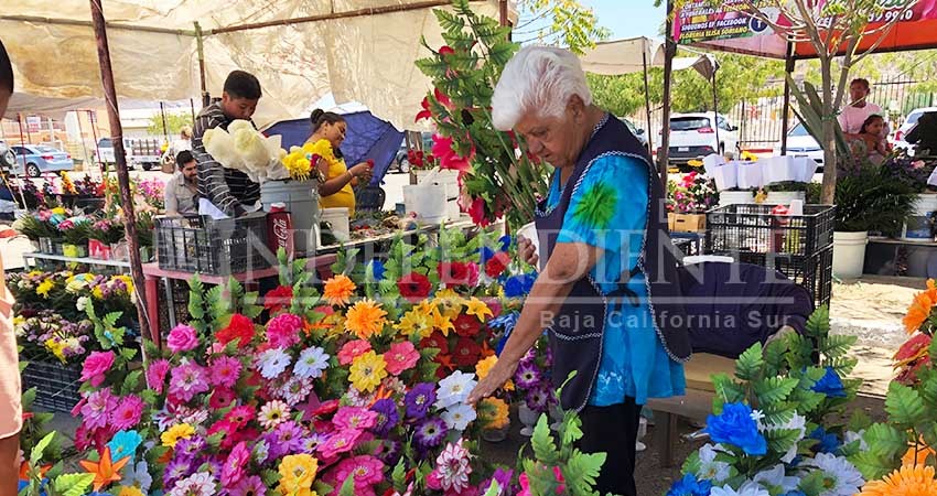 Nostalgia y celebración… un 10 de mayo en panteones de La Paz 