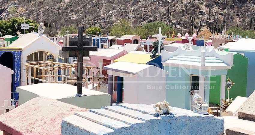 Nostalgia y celebración… un 10 de mayo en panteones de La Paz 