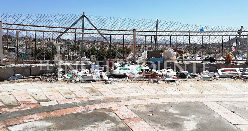 Fuertes vientos evidencían grandes cantidades de basura en calles de Cabo San Lucas