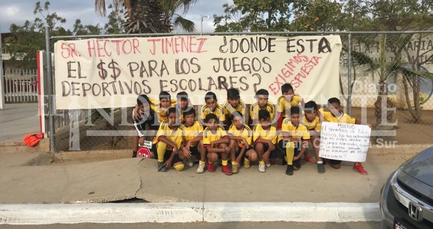 Familiares de niños deportistas protestan cerrando escuela primaria de CSL
