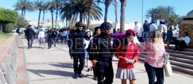 Se desmayan 11 jóvenes en pleno abanderamiento de escuelas en palacio de gobierno
