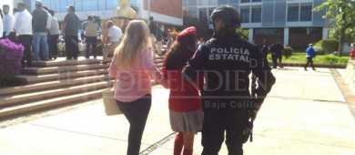 Se desmayan 11 jóvenes en pleno abanderamiento de escuelas en palacio de gobierno