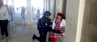 Se desmayan 11 jóvenes en pleno abanderamiento de escuelas en palacio de gobierno