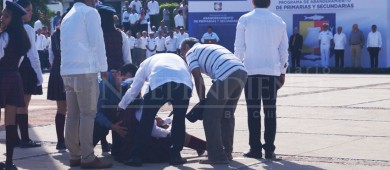 Se desmayan 11 jóvenes en pleno abanderamiento de escuelas en palacio de gobierno