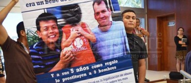 Manifestantes revientan Congreso local con imágenes de aborto y sexo