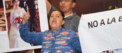 Manifestantes revientan Congreso local con imágenes de aborto y sexo