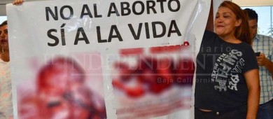 Manifestantes revientan Congreso local con imágenes de aborto y sexo