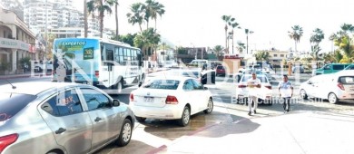 Marchan conductores Uber de Los Cabos; piden respeto a su trabajo