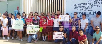 Por falta de apoyo a niños deportistas, toman instalaciones de la SEP en Los Cabos