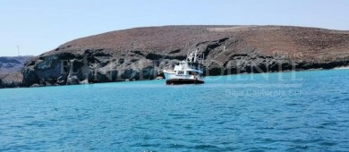 Encalla embarcación en Playa Balandra