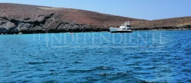 Encalla embarcación en Playa Balandra