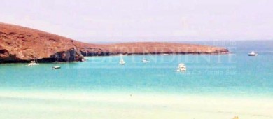 Encalla embarcación en Playa Balandra