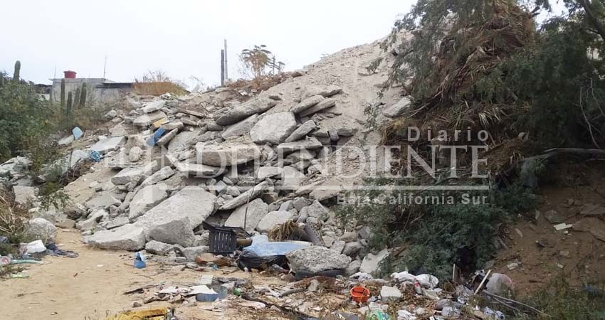 “Ahorcados” de basura cauces pluviales de colonia Valle del Cabo en CSL  