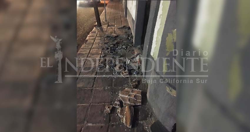 Se desmorona edificio abandonado en el centro de La Paz
