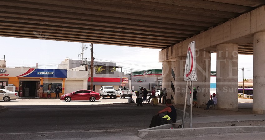 Obreros esperan una oportunidad de vida y trabajo bajo el puente Leona Vicario 