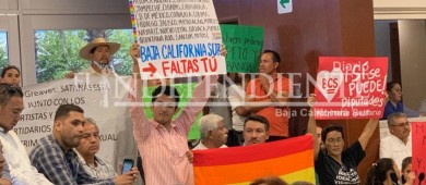 OTRA VEZ... A favor y en contra del Matrimonio Igualitario se manifiestan en Congreso de BCS