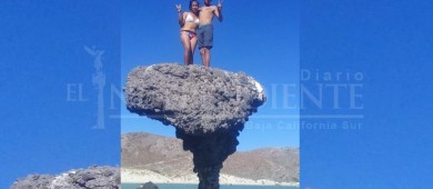 Otro inconsciente… se montó en la emblemática piedra de Balandra