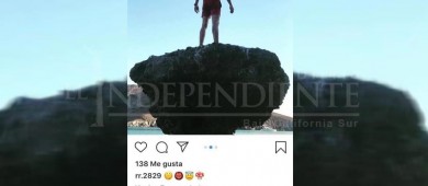 Otro inconsciente… se montó en la emblemática piedra de Balandra