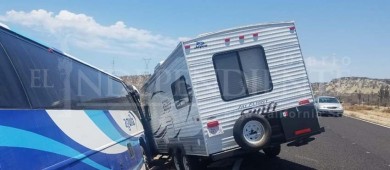 Accidente en carretera de autobús de pasajeros “Águila” y un camper; iban Comondú