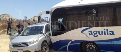 Accidente en carretera de autobús de pasajeros “Águila” y un camper; iban Comondú