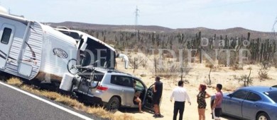Accidente en carretera de autobús de pasajeros “Águila” y un camper; iban Comondú
