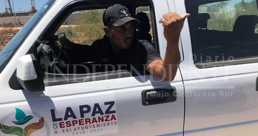 Captan vehículo del Ayto de La Paz tirando escombro en el bordo