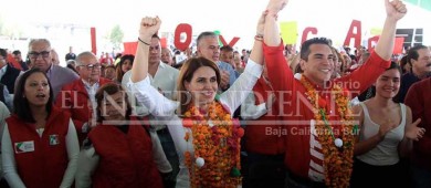 Alejandro Moreno Cárdenas y Carolina Viggiano Austria, candidatos a la presidencia nacional y secretaría general del cen del partido revolucionario institucional, respectivamente.