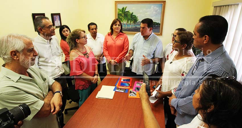 Regala el alcalde de La Paz 15 fosas en Jardines del Recuerdo a residente del Asilo de ancianos