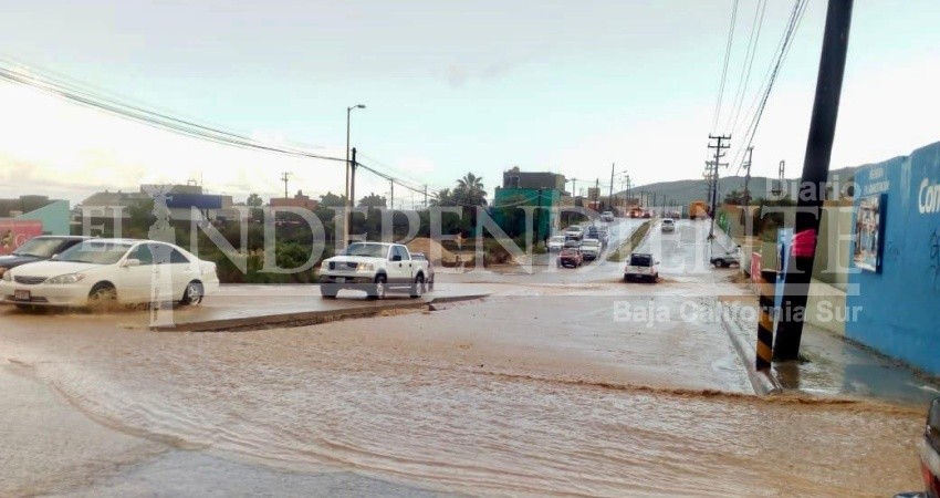 Unos minutos de lluvia causaron severos estragos en vialidades de SJC 