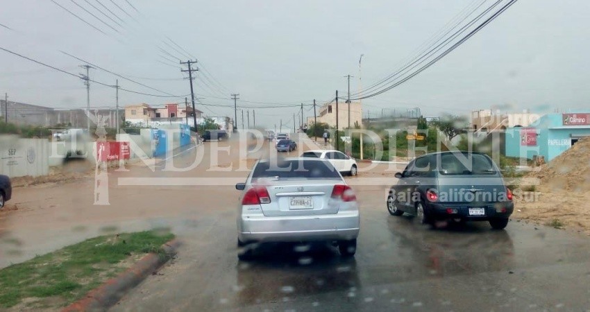 Unos minutos de lluvia causaron severos estragos en vialidades de SJC 