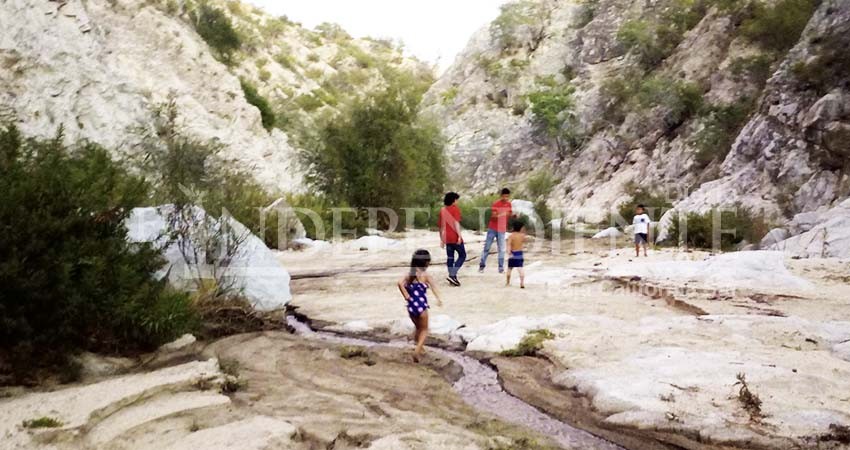 Denuncian ciudadanos charcos de aceite en el arroyo Costa Azul